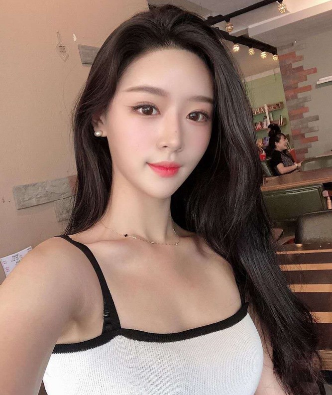 偶遇厦门车展极品女车模床上的样子和展会的样子确实一点都不像